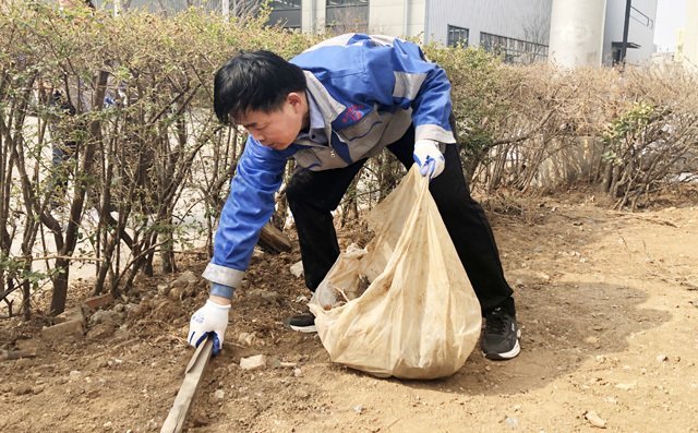 景維江主任在撿拾垃圾